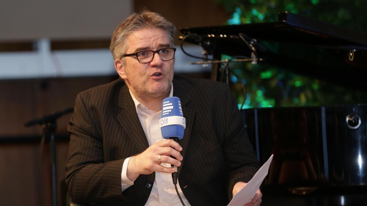 Stefan Koldehoff, Leiter des DLF-Medienmagazins @mediasres, moderiert die Diskussion auf dem 3. Kölner Forum für Journalismuskritik Stefan Koldehoff, Leiter des DLF-Medienmagazins @mediasres, moderiert die Diskussion auf dem 3. Kölner Forum für Journalismuskritik