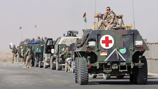 Deutsche Soldaten in gepanzerten Fahrzeugen am Flughafen beim Bundeswehrstandort Camp Marmal in Mazar-i-Sharif . Afghanistan . 22.08.2006