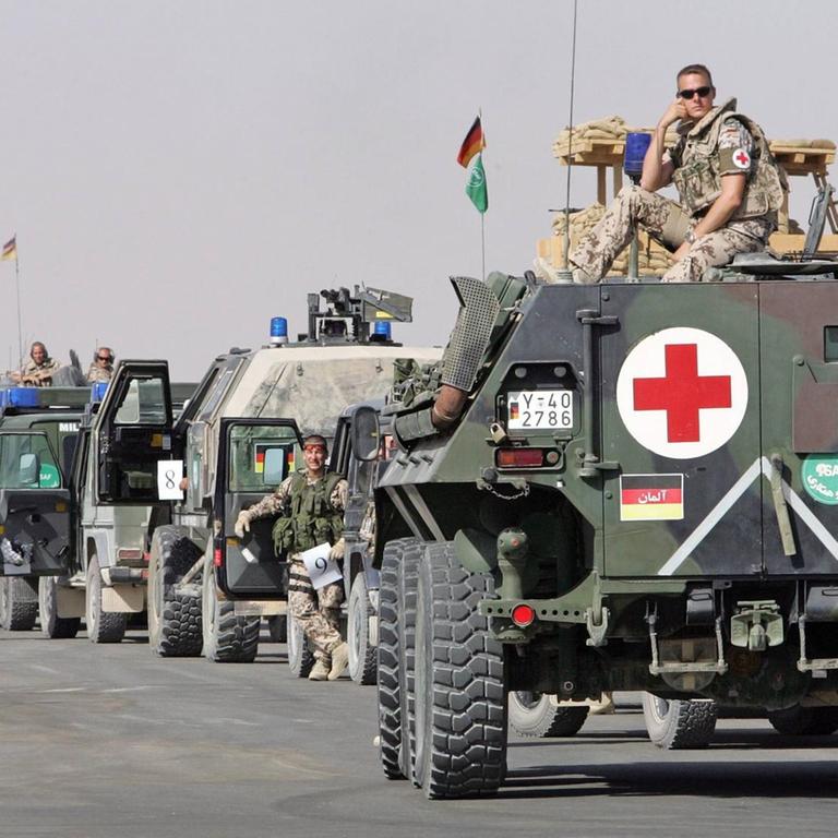 Deutsche Soldaten in gepanzerten Fahrzeugen am Flughafen beim Bundeswehrstandort Camp Marmal in Mazar-i-Sharif . Afghanistan . 22.08.2006 Deutsche Soldaten in gepanzerten Fahrzeugen am Flughafen beim Bundeswehrstandort Camp Marmal in Mazar-i-Sharif . Afghanistan . 22.08.2006