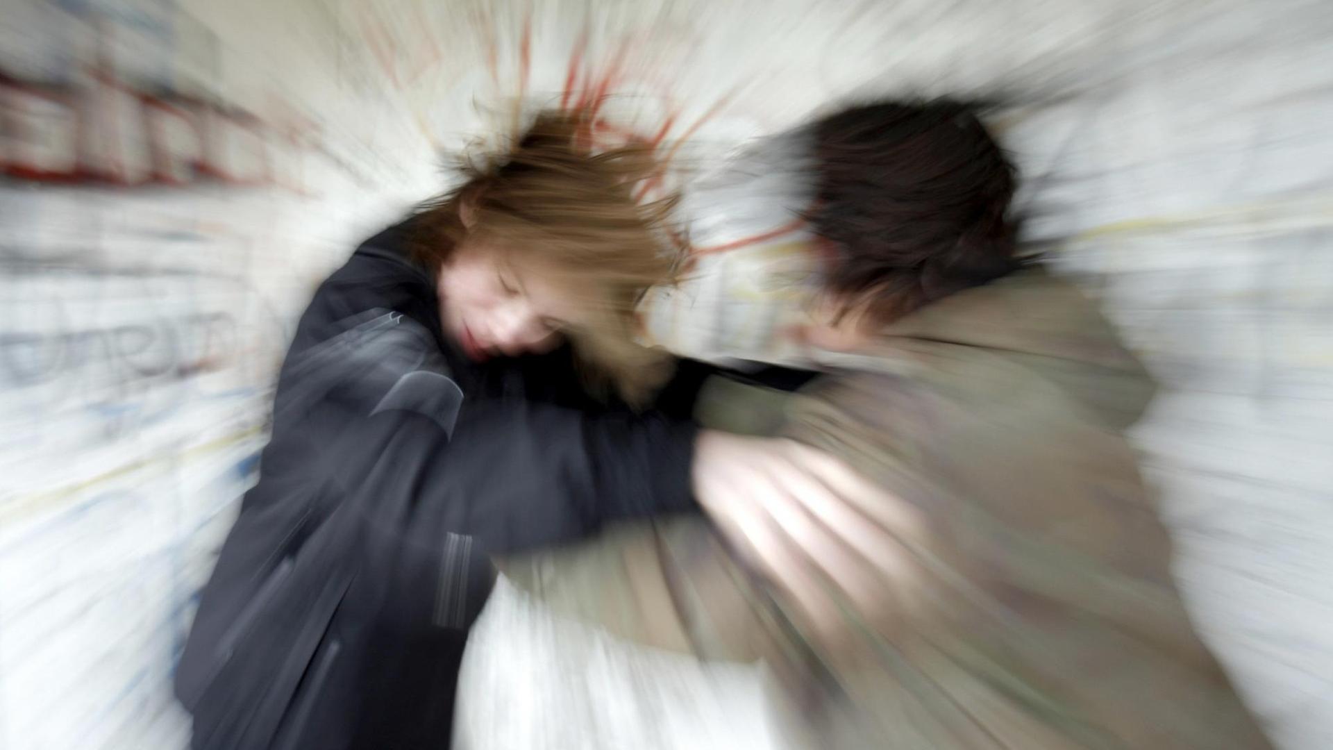 Zwei Jugendliche während einer Rangelei (Symbolbild). Zwei Jugendliche während einer Rangelei (Symbolbild).
