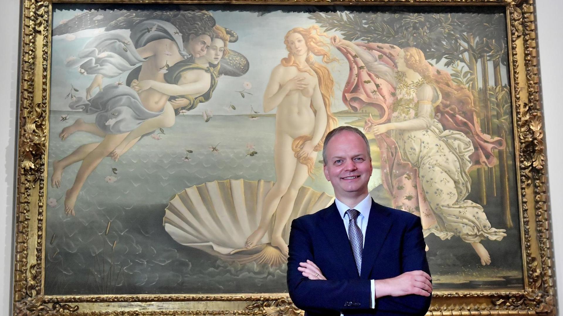 Eike Schmidt, Direktor der Uffizien in Florenz, während einer Pressekonferenz zur Wiedereröffnung im Sommer 2020. Im Hintergrund das Bild "Die Geburt der Venus" von Botticelli. Eike Schmidt, Direktor der Uffizien in Florenz, während einer Pressekonferenz zur Wiedereröffnung im Sommer 2020. Im Hintergrund das Bild "Die Geburt der Venus" von Botticelli.