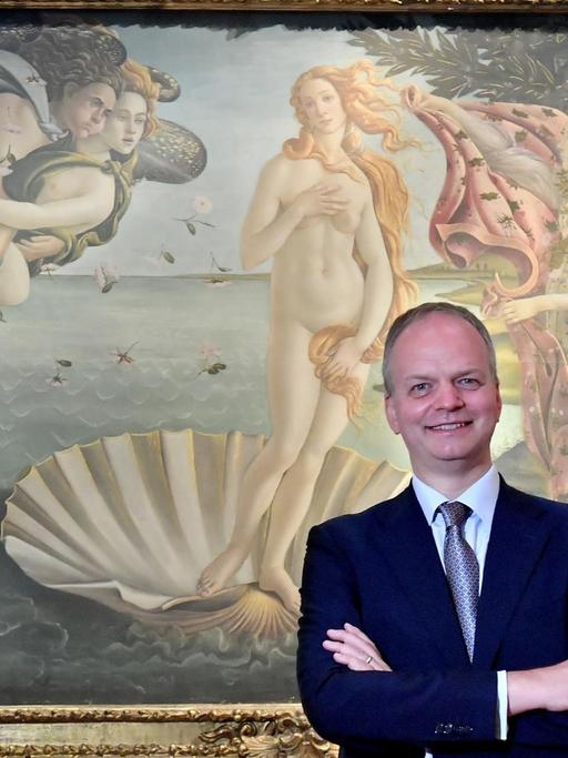 Eike Schmidt, Direktor der Uffizien in Florenz, während einer Pressekonferenz zur Wiedereröffnung im Sommer 2020. Im Hintergrund das Bild "Die Geburt der Venus" von Botticelli.
