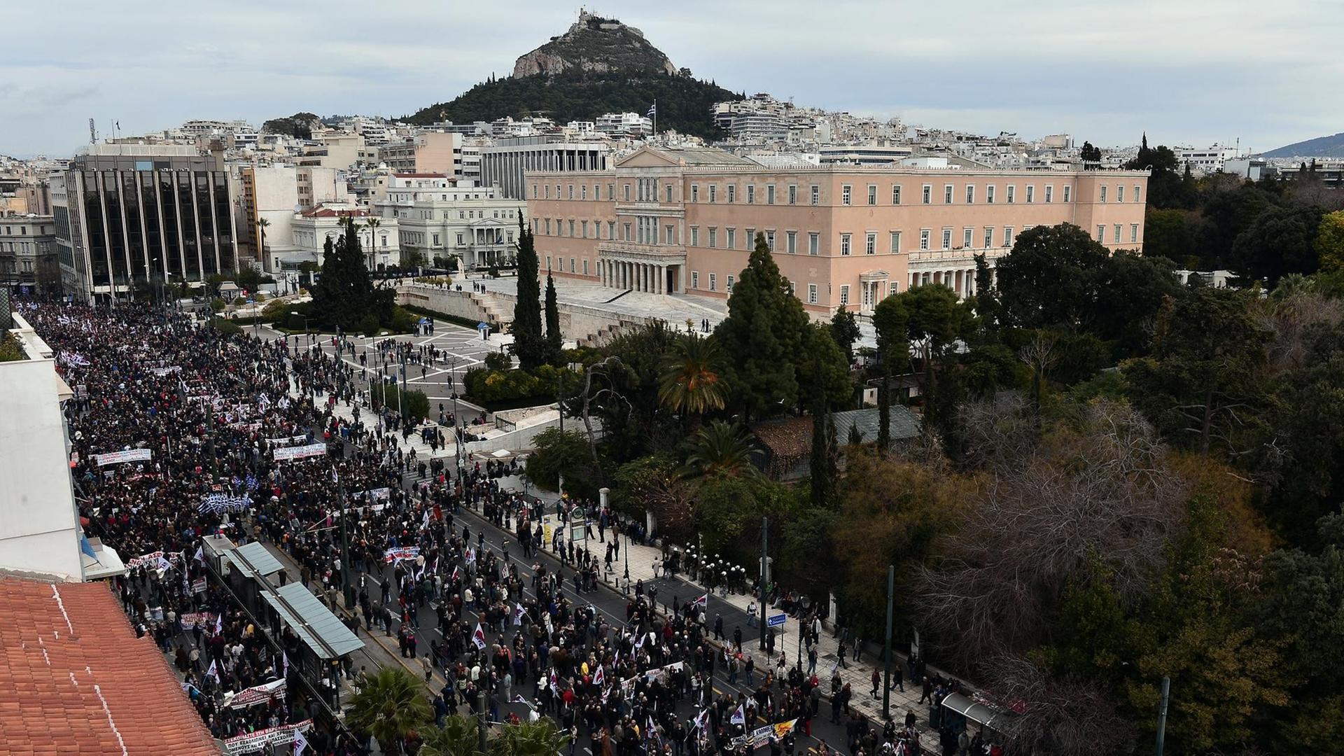 Zehntausende Menschen demonstrieren in Athen gegen die geplante Rentenreform.