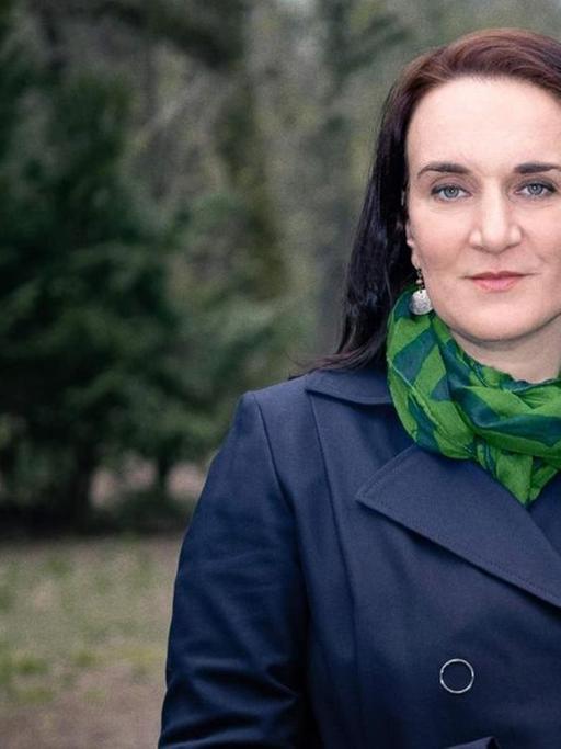 Die Schriftstellerin Terézia Mora steht mit einem Mantel bekleidet in einem Wald. Sie wurde 2018 mit dem Georg-Büchner-Preis ausgezeichnet. Ihr neuer Roman heißt "Auf dem Seil".