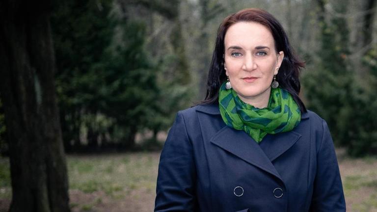 Die Schriftstellerin Terézia Mora steht mit einem Mantel bekleidet in einem Wald. Sie wurde 2018 mit dem Georg-Büchner-Preis ausgezeichnet. Ihr neuer Roman heißt "Auf dem Seil".