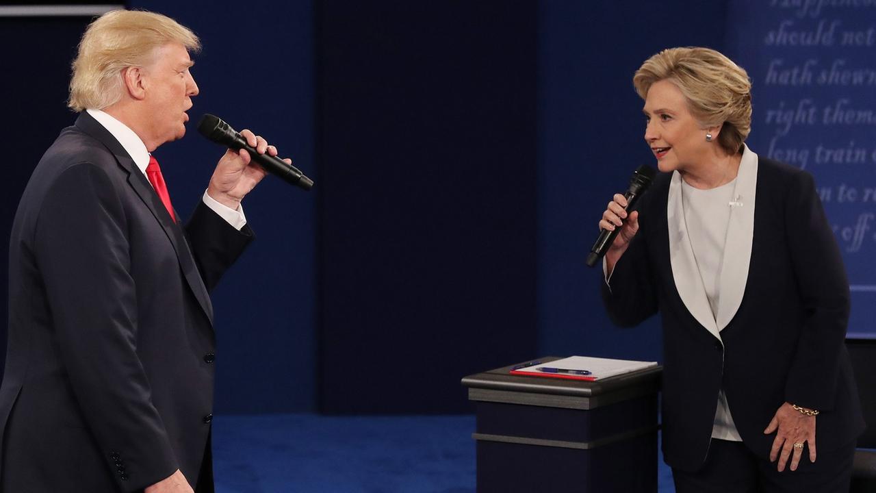Donald Trump und Hillary Clinton bei ihrem zweiten TV-Duell Donald Trump und Hillary Clinton bei ihrem zweiten TV-Duell