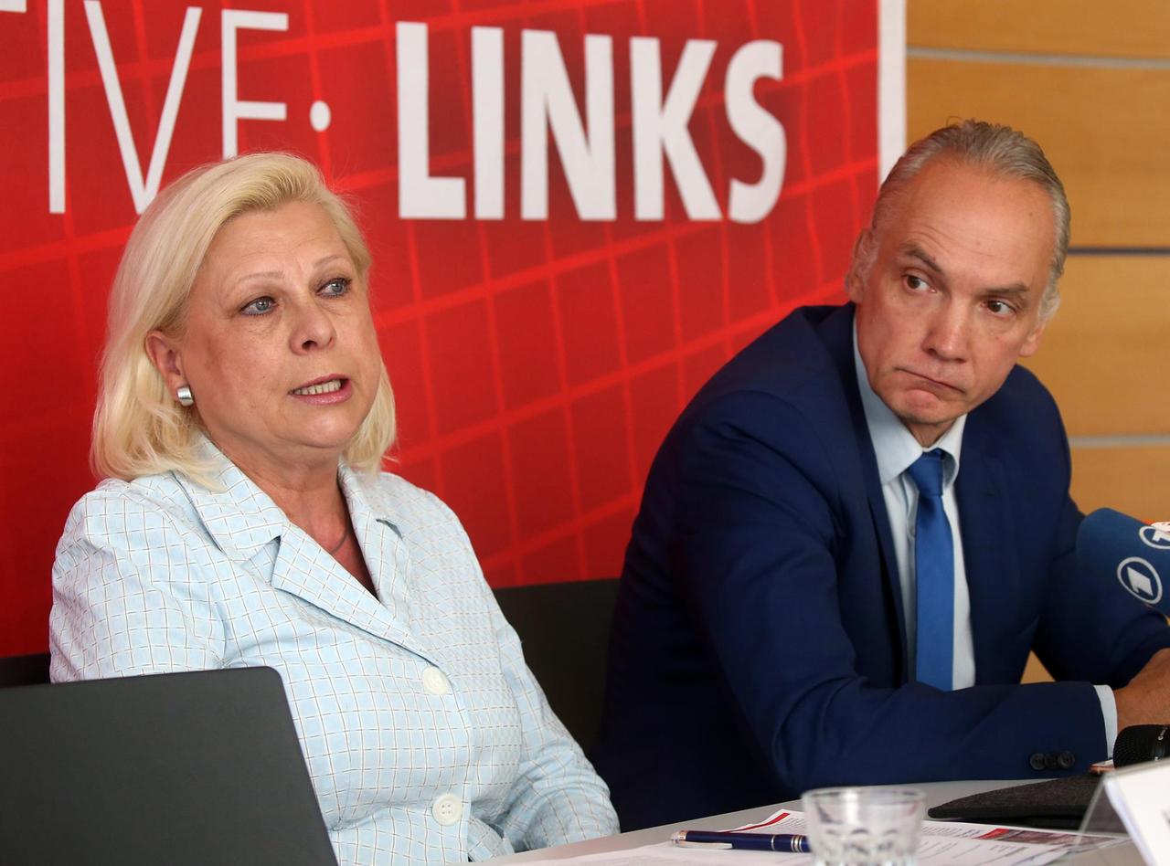 22.08.2019, Berlin: Hilde Mattheis (SPD), DL21-Bundesvorsitzende, und Dierk Hirschel (SPD), DL21-Vorstandsmitglied, beantworten auf einer Pressekonferenz zu ihrer Kandidatur für den SPD-Vorsitz Fragen von Journalisten. 22.08.2019, Berlin: Hilde Mattheis (SPD), DL21-Bundesvorsitzende, und Dierk Hirschel (SPD), DL21-Vorstandsmitglied, beantworten auf einer Pressekonferenz zu ihrer Kandidatur für den SPD-Vorsitz Fragen von Journalisten.