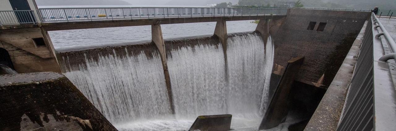 Wasser läuft im Überlauf der Rurtalsperre ab. Wasser läuft im Überlauf der Rurtalsperre ab.