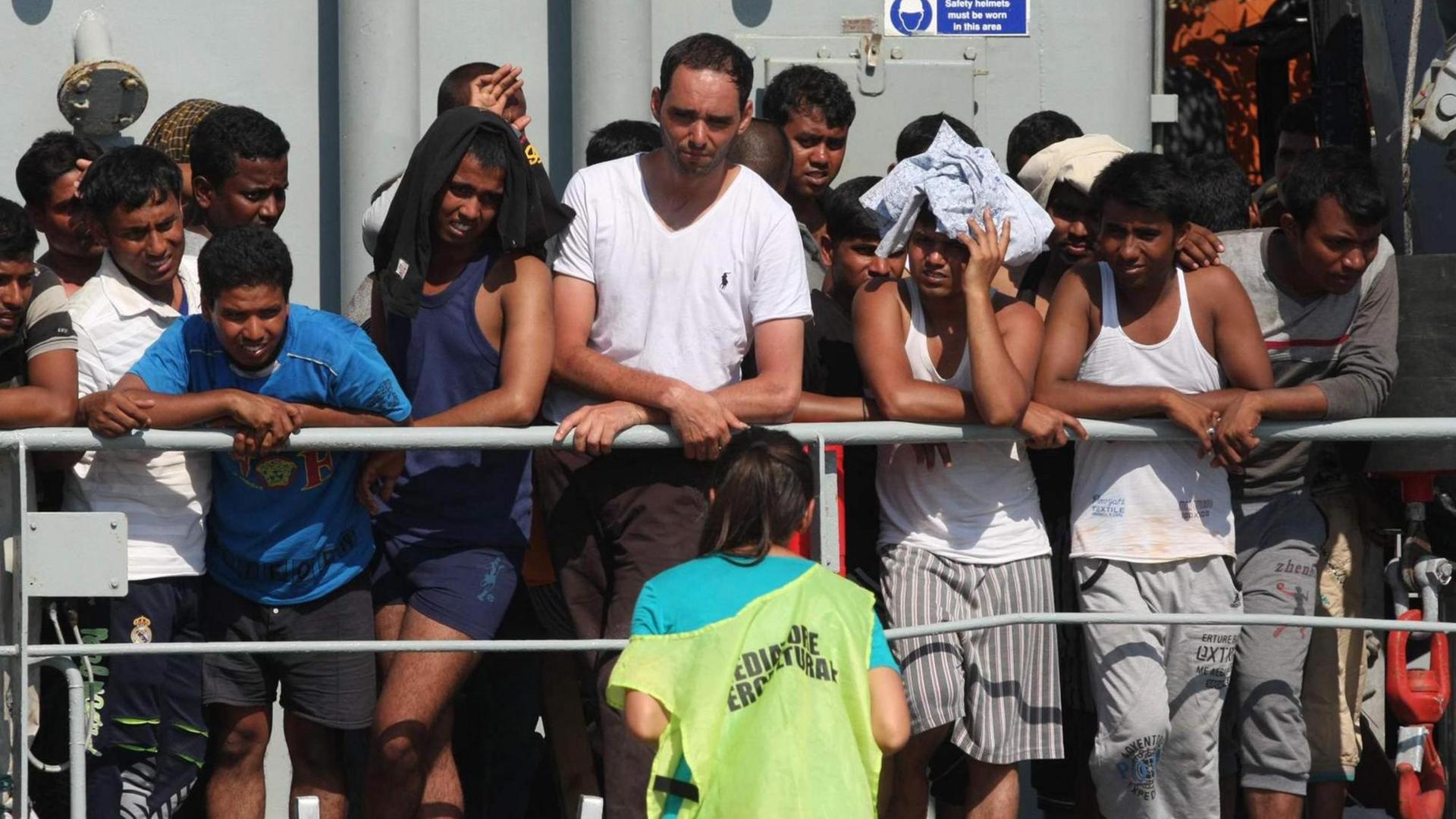 Aus dem Mittelmeer gerettete Flüchtlinge kommen im Hafen Palermos an. Aus dem Mittelmeer gerettete Flüchtlinge kommen im Hafen Palermos an.