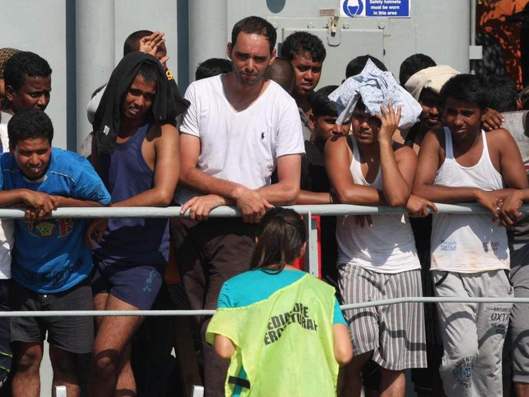 Aus dem Mittelmeer gerettete Flüchtlinge kommen im Hafen Palermos an.
