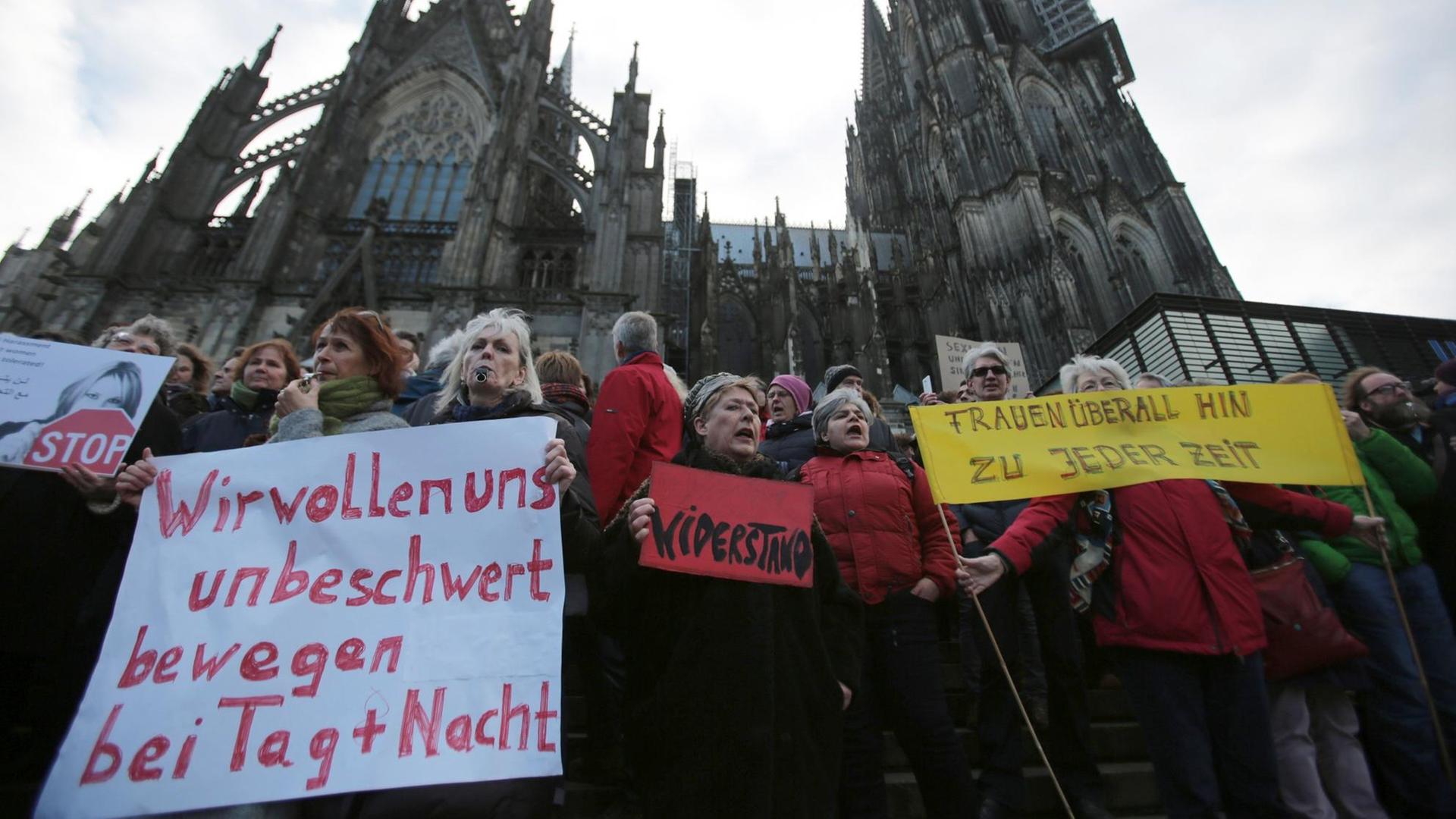 Eine Demonstration vor dem Kölner Dom gegen Rassismus und Sexismus nach den sexuellen Übergriffen in der Silvesternacht. Eine Demonstration vor dem Kölner Dom gegen Rassismus und Sexismus nach den sexuellen Übergriffen in der Silvesternacht.