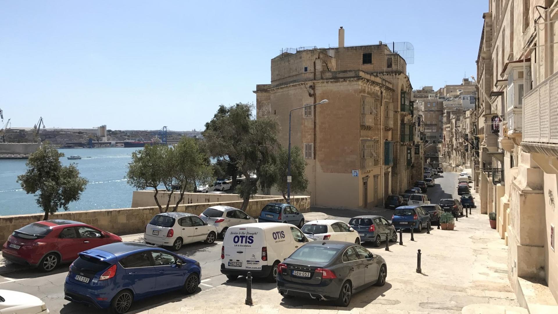 Eine Straße in Valletta - links und rechts parken Autos.