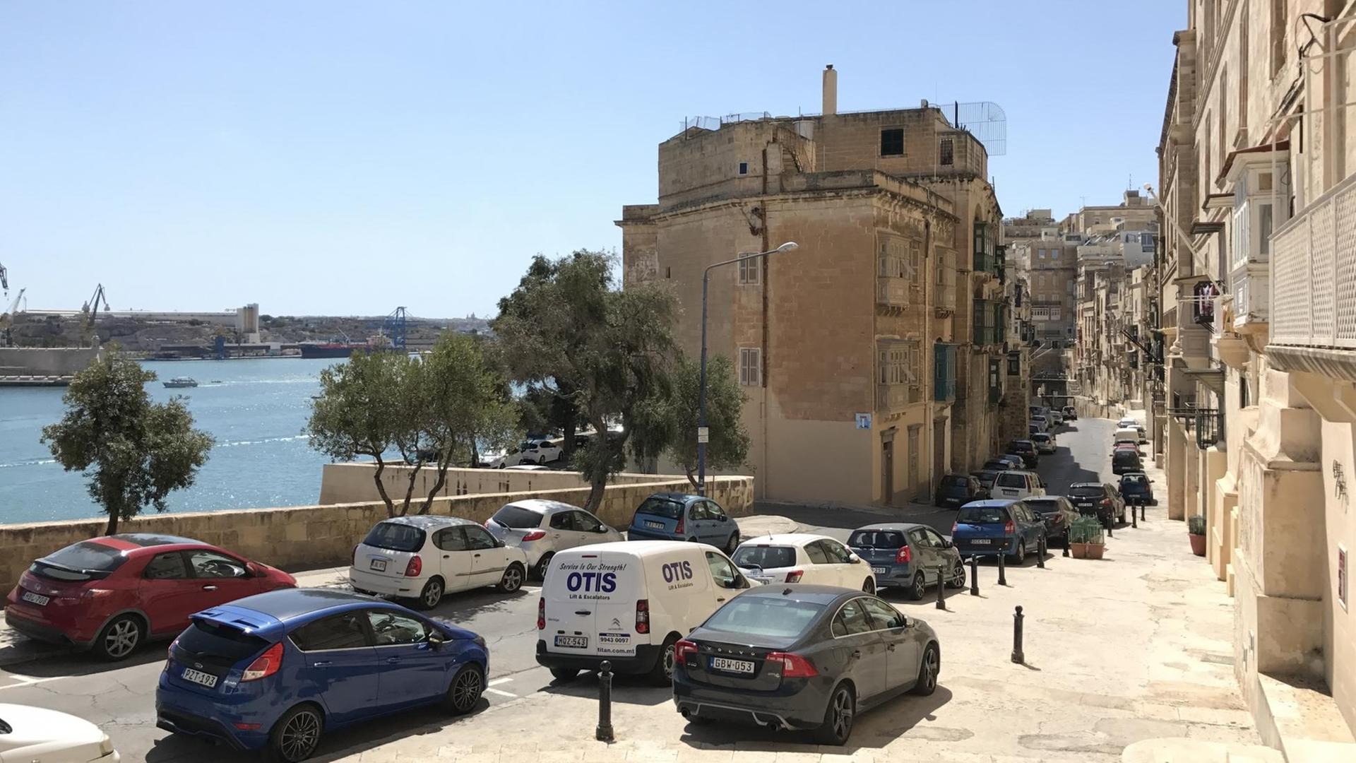 Eine Straße in Valletta - links und rechts parken Autos. Eine Straße in Valletta - links und rechts parken Autos.
