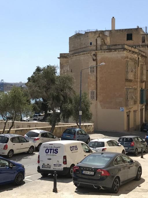 Eine Straße in Valletta - links und rechts parken Autos.