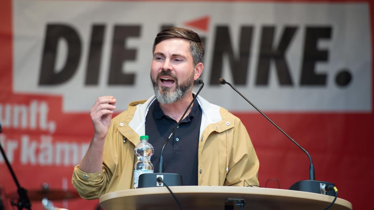 Der Spitzenkandidat der Linken in Hamburg, Fabio De Masi, spricht am 01.09.2017 auf einer Bühne in Hamburg. Foto: Daniel Reinhardt/dpa | Verwendung weltweit Der Spitzenkandidat der Linken in Hamburg, Fabio De Masi, spricht am 01.09.2017 auf einer Bühne in Hamburg. Foto: Daniel Reinhardt/dpa | Verwendung weltweit
