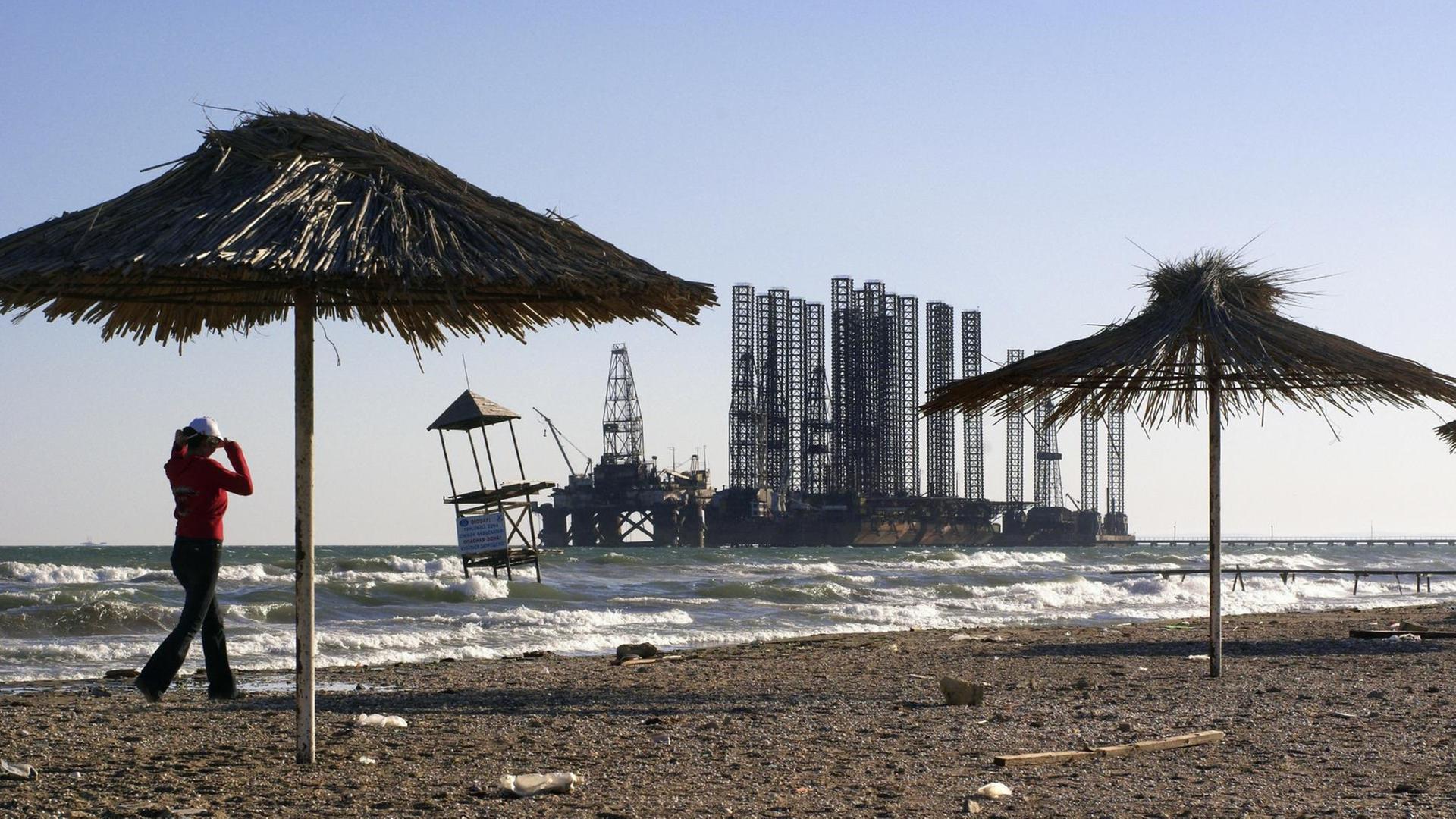 Direkt vor den Badestränden an der Küste des Kaspischen Meer stehen Bohrinseln für die Gasförderung und Erdölförderung, in Baku Baki (Aserbaidschan)