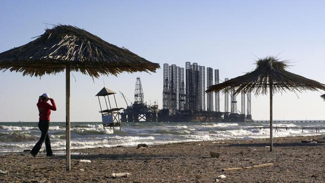 Direkt vor den Badestränden an der Küste des Kaspischen Meer stehen Bohrinseln für die Gasförderung und Erdölförderung, in Baku Baki (Aserbaidschan)