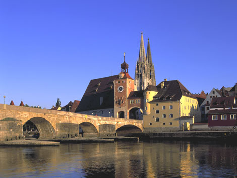 Regensburg mit Dom und steinerner Brücke. Da das Bauwerk von 1147 von Autos und Bussen nicht befahren werden darf, wird über eine neue Brücke nachgedacht.