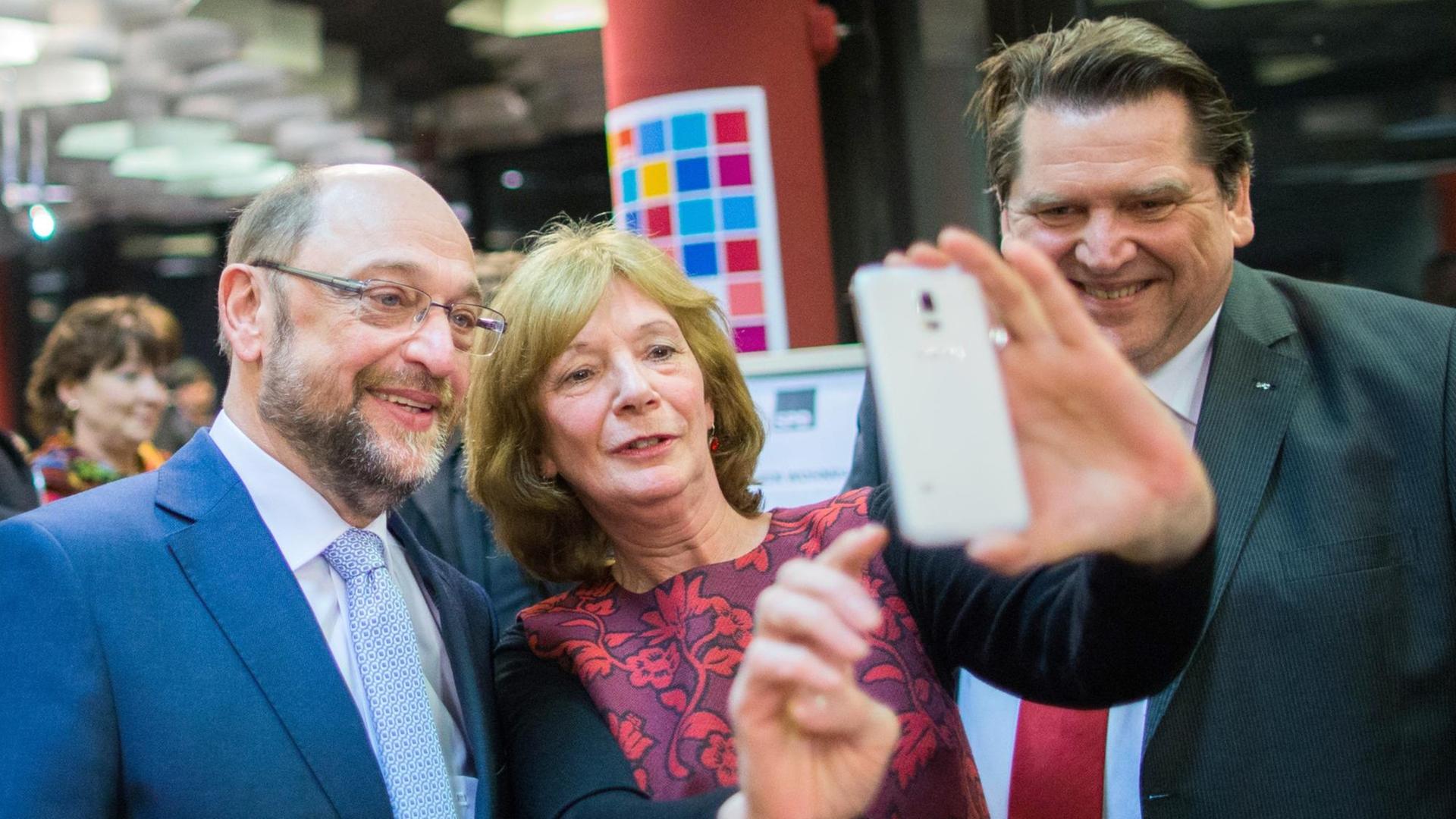 SPD-Kanzlerkandidat Martin Schulz macht am 01.02.2017 bei einem Programmforum der SPD Herne zur Bundestagswahl in Herne (Nordrhein-Westfalen) mit Parteifreunden ein Selfie. SPD-Kanzlerkandidat Martin Schulz macht am 01.02.2017 bei einem Programmforum der SPD Herne zur Bundestagswahl in Herne (Nordrhein-Westfalen) mit Parteifreunden ein Selfie.
