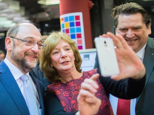 SPD-Kanzlerkandidat Martin Schulz macht am 01.02.2017 bei einem Programmforum der SPD Herne zur Bundestagswahl in Herne (Nordrhein-Westfalen) mit Parteifreunden ein Selfie.