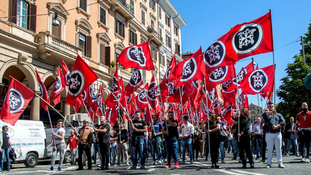 Italienische Neofaschisten erinnern an einen ihrer Helden, den französischen Autor Dominique Venner. Italienische Neofaschisten erinnern an einen ihrer Helden, den französischen Autor Dominique Venner.