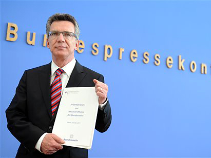 Bundesverteidigungsminister Thomas de Maizière (CDU) zeigt im Haus der Bundespressekonferenz in Berlin bei einer Pressekonferenz zur Reform der Bundeswehr das Papier "Informationen zur Neuausrichtung der Bundeswehr". Bundesverteidigungsminister Thomas de Maizière (CDU) zeigt im Haus der Bundespressekonferenz in Berlin bei einer Pressekonferenz zur Reform der Bundeswehr das Papier "Informationen zur Neuausrichtung der Bundeswehr".