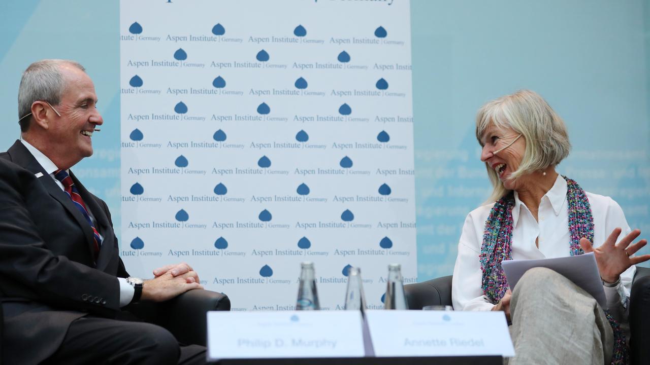 Philip Murphy, Gouverneur von New Jersey, im Gespräch mit Moderatorin Annette Riedel Philip Murphy, Gouverneur von New Jersey, im Gespräch mit Moderatorin Annette Riedel