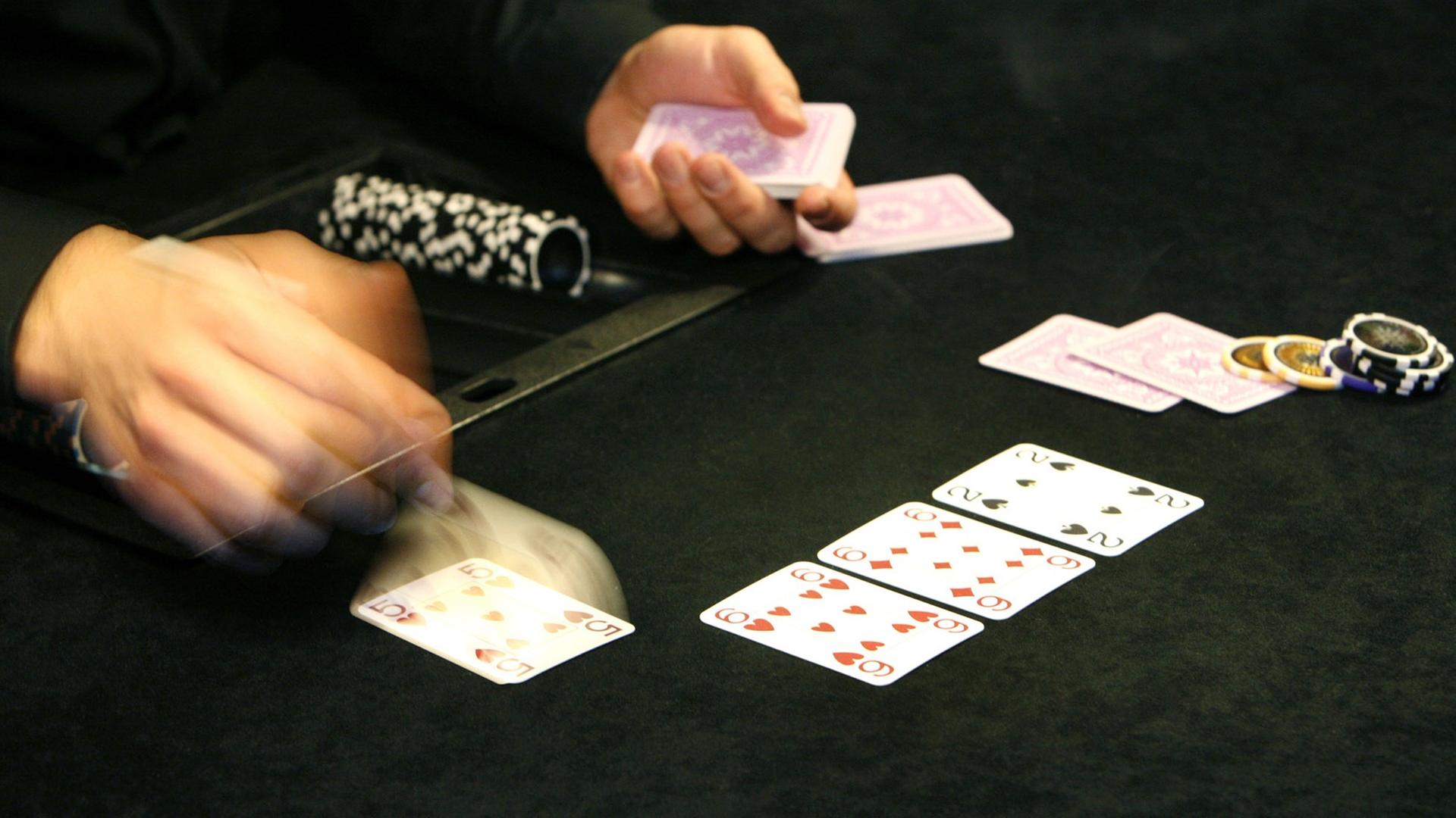 Ein sogenannter Dealer legt im "Aceclub" in Hamburg Karten für eine Runde Poker aus. Ein sogenannter Dealer legt im "Aceclub" in Hamburg Karten für eine Runde Poker aus.