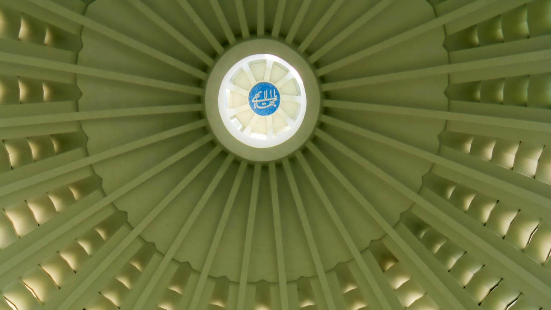 Die Decke des Baha'i-Tempels in Hofheim-Langenhain im Taunus - das einzige religiöse Zentrum der Baha'i-Religion in Europa Die Decke des Baha'i-Tempels in Hofheim-Langenhain im Taunus - das einzige religiöse Zentrum der Baha'i-Religion in Europa
