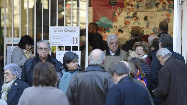 Viele Menschen warten am 21. Dezember 2017 vor einem Wahllokal in Barcelona, um bei der Parlamentswahl in Katalonien ihre Stimme abzugeben.