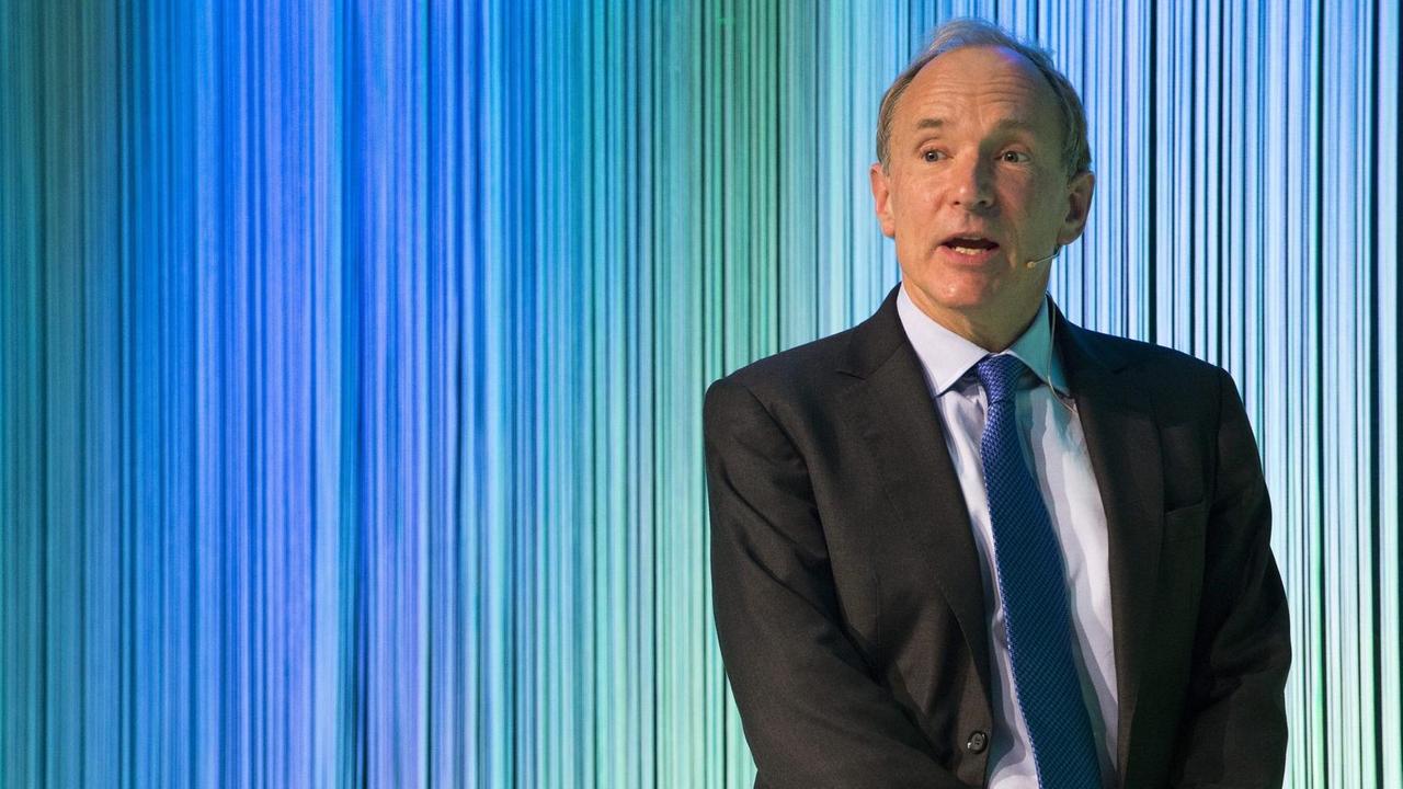 Tim Berners-Lee spricht beom Gottlieb Duttweiler Preis in Zürich in der Schweitz. Im Hintergrund blau-grüne Linien. Tim Berners-Lee spricht beom Gottlieb Duttweiler Preis in Zürich in der Schweitz. Im Hintergrund blau-grüne Linien.