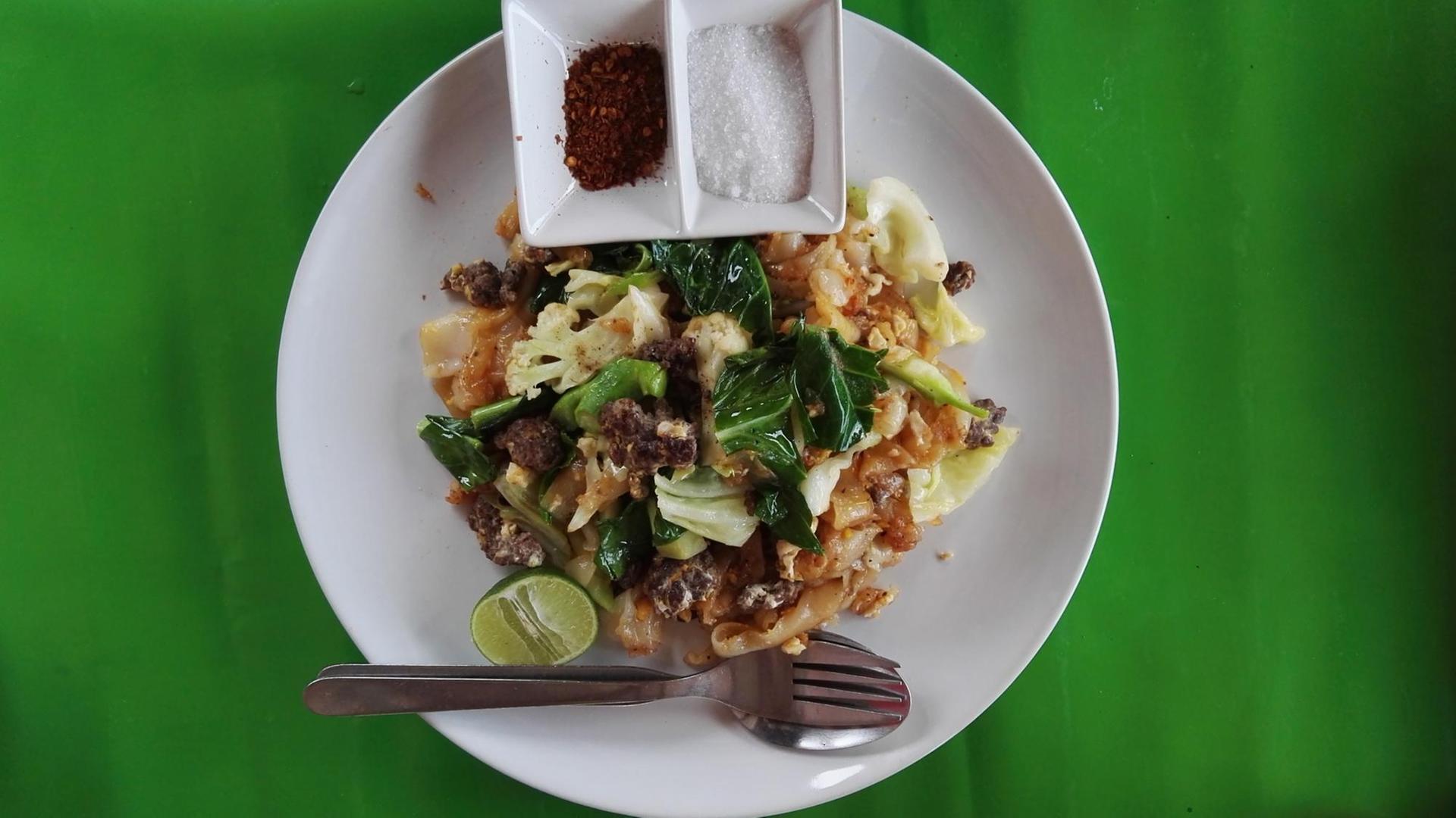 Thailändisches Essen auf einem weißen Teller. Thailändisches Essen auf einem weißen Teller.