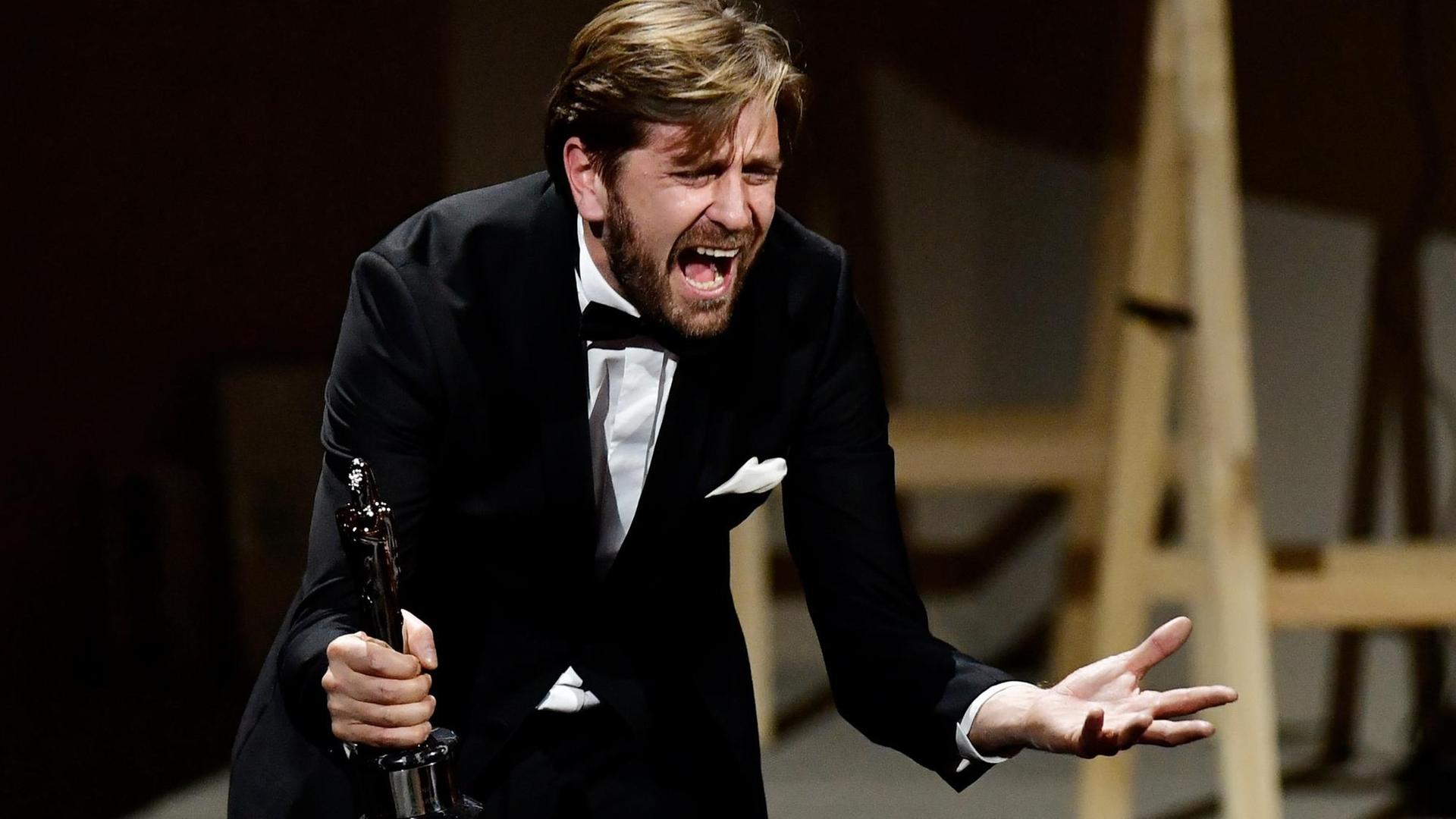 dpatopbilder - Der schwedische Filmregisseur und Drehbuchautor Ruben Östlund freut sich am 09.12.2017 in Berlin auf der Bühne, nachdem er den Preis für die beste Regie bei der Verleihung des 30. Europäischen Filmpreises erhalten hat. Foto: Tobias Schwarz/AFP-POOL/dpa | Verwendung weltweit dpatopbilder - Der schwedische Filmregisseur und Drehbuchautor Ruben Östlund freut sich am 09.12.2017 in Berlin auf der Bühne, nachdem er den Preis für die beste Regie bei der Verleihung des 30. Europäischen Filmpreises erhalten hat. Foto: Tobias Schwarz/AFP-POOL/dpa | Verwendung weltweit