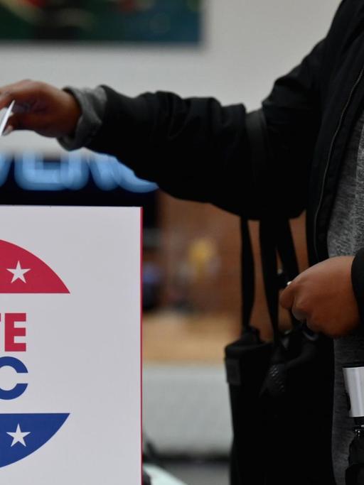 Stimmabgabe für die Präsidentschaftswahl 2020 im Brooklyn Museum in New York City