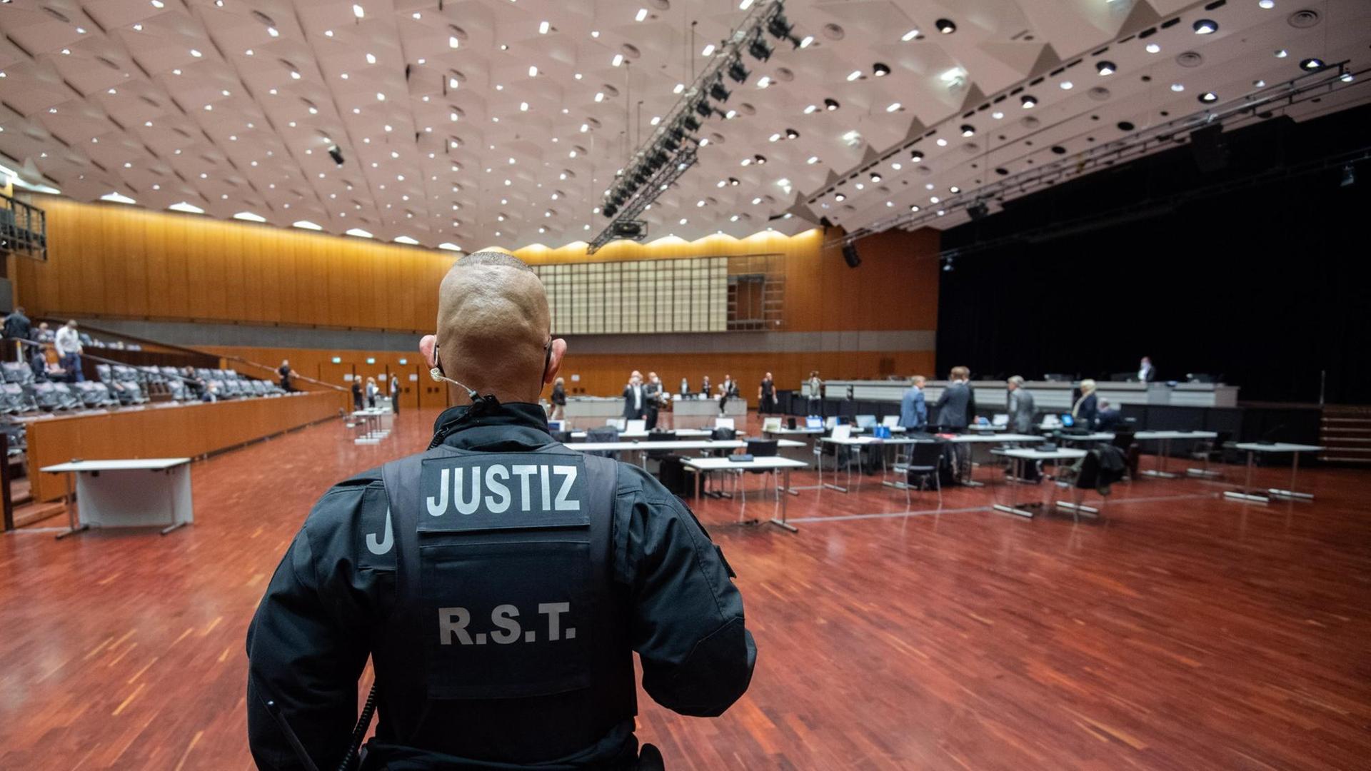 Ein Justiz-Beamter steht in der großen Halle Ein Justiz-Beamter steht in der großen Halle