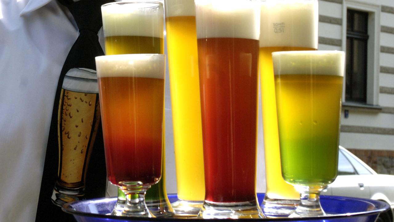 Verschiedene Sorten des obergärigen Bieres "Gose" werden in der Leipziger Gaststätte "Ohne Bedenken" präsentiert. Verschiedene Sorten des obergärigen Bieres "Gose" werden in der Leipziger Gaststätte "Ohne Bedenken" präsentiert.