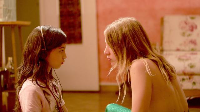 Die zehnjährige Aurore (Mélody Gualteros) und ihre Mutter (Sigrid Bouaziz) haben ein schwieriges Verhältnis zueinander.