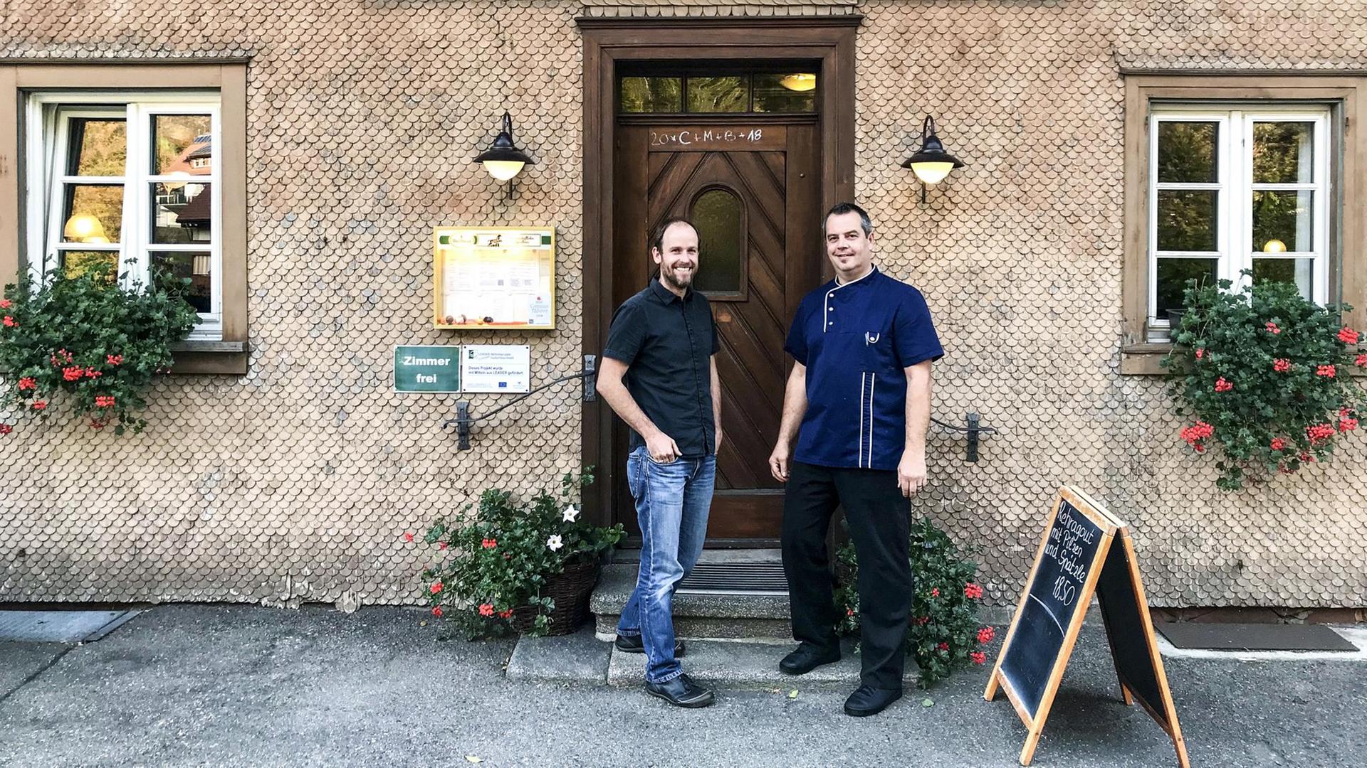 Daniel Steiger, stellvertretender Vorsitzender der Genossenschaft "Das Rössle" (links) und Koch Michael Spitz (rechts). Daniel Steiger, stellvertretender Vorsitzender der Genossenschaft "Das Rössle" (links) und Koch Michael Spitz (rechts).