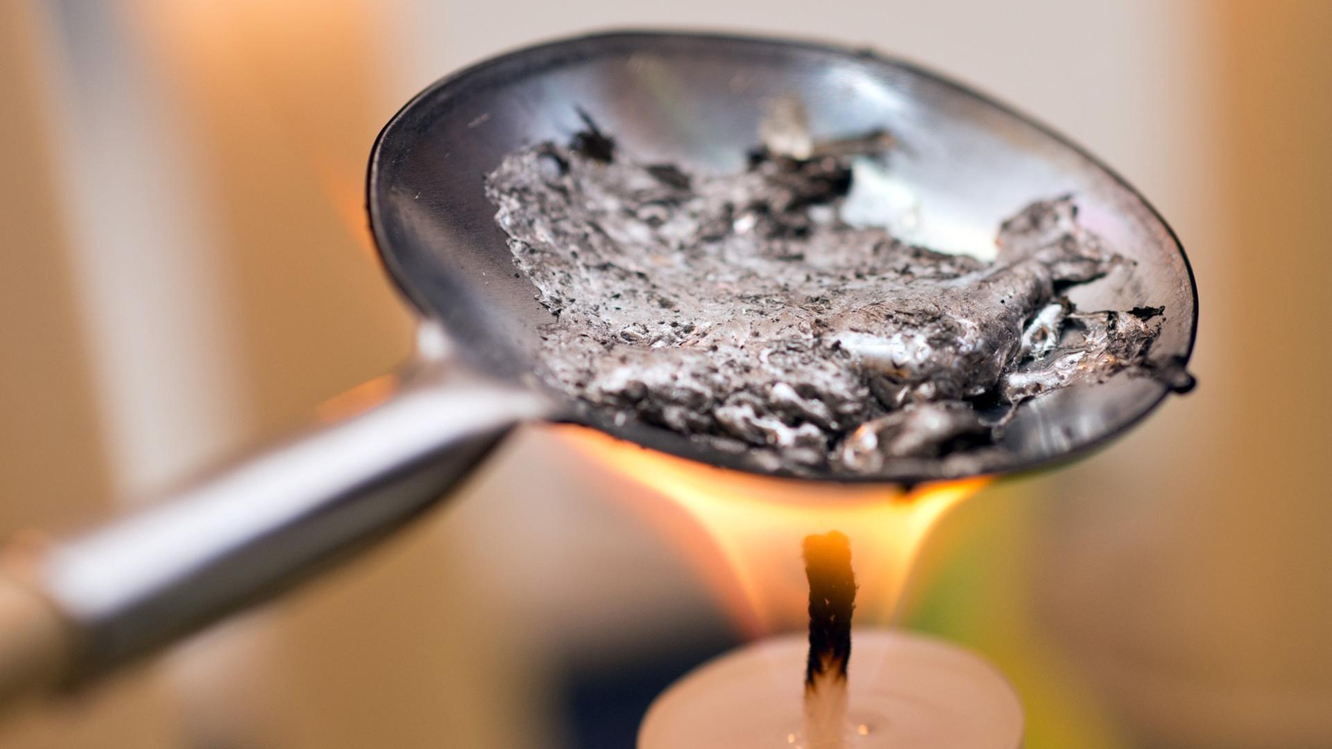 Der Silvesterbrauch des Bleigießens wird am 31.12.2013 auf einer privaten Feier in Sieversdorf (Brandenburg) gezeigt. Man erhitzt ein Bleistück über einer Kerze und lässt das geschmolzene Blei in kaltes Wasser fließen. Aus der Form des im Wasser schlagartig erkaltenden flüssigen Bleis wird die Zukunft gedeutet. Foto: Der Silvesterbrauch des Bleigießens wird am 31.12.2013 auf einer privaten Feier in Sieversdorf (Brandenburg) gezeigt. Man erhitzt ein Bleistück über einer Kerze und lässt das geschmolzene Blei in kaltes Wasser fließen. Aus der Form des im Wasser schlagartig erkaltenden flüssigen Bleis wird die Zukunft gedeutet. Foto: