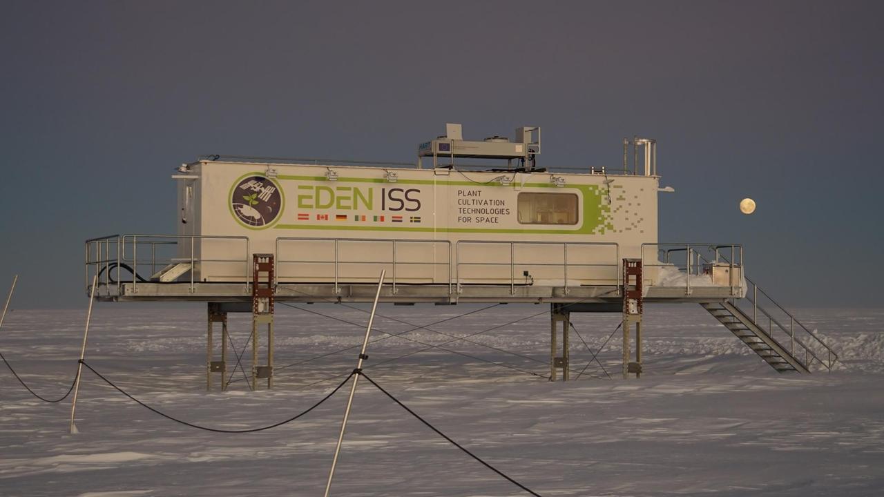 Die EDEN-ISS steht wie die anderen Gebäude der deutschen Antarktis-Polarstation auf Stelzen, um ein Einsinken in Schnee und Eis zu verhindern. Die EDEN-ISS steht wie die anderen Gebäude der deutschen Antarktis-Polarstation auf Stelzen, um ein Einsinken in Schnee und Eis zu verhindern.