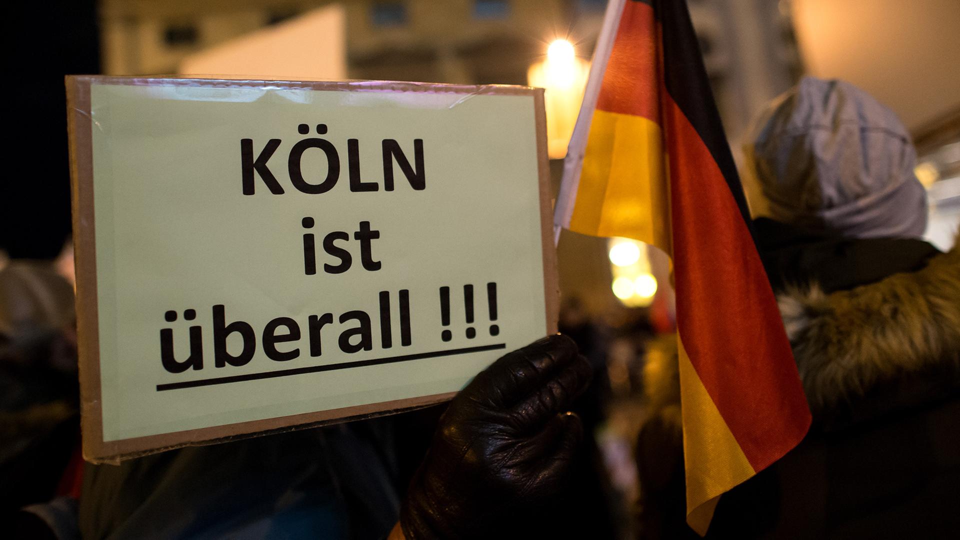 Anhänger der islamkritischen Bewegung Bagida (Bayern gegen die Islamisierung des Abendlandes) in München halten ein Plakat mit der Aufschrift "Köln ist überall" in den Händen. Bagida ist ein regionaler Ableger der islamkritischen Pegida-Bewegung Anhänger der islamkritischen Bewegung Bagida (Bayern gegen die Islamisierung des Abendlandes) in München halten ein Plakat mit der Aufschrift "Köln ist überall" in den Händen. Bagida ist ein regionaler Ableger der islamkritischen Pegida-Bewegung