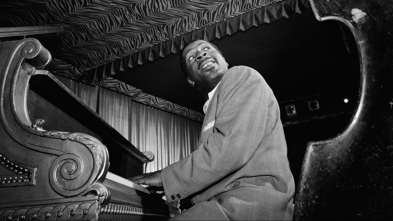 Erroll Garner sitzt am Klavier, im Anschnitt ist ein Cello zu sehen. Erroll Garner sitzt am Klavier, im Anschnitt ist ein Cello zu sehen.