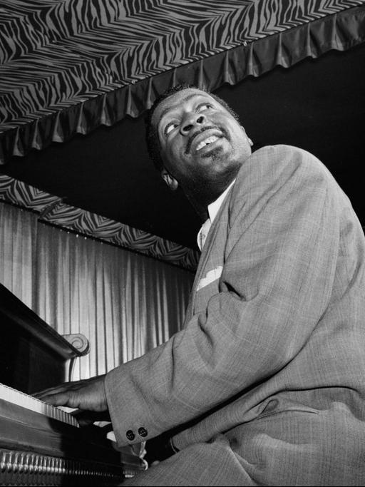 Erroll Garner sitzt am Klavier, im Anschnitt ist ein Cello zu sehen.