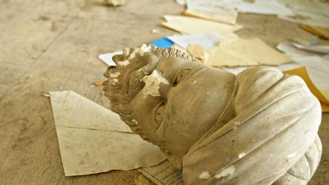 Teile einer zerstörten antiken Skulptur im Irakischen Nationalmuseum in Bagdad (2003).