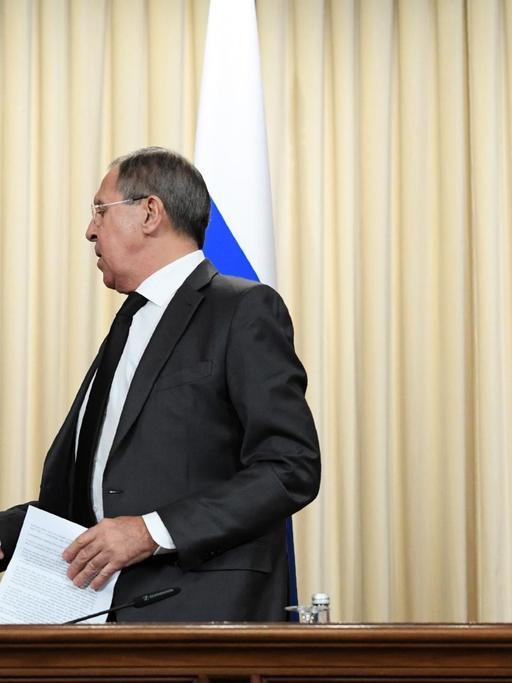 Sergej Lawrow schüttelt Mohammad Javad Zarif die Hand, rechts von den beiden Mevlut Cavusoglu