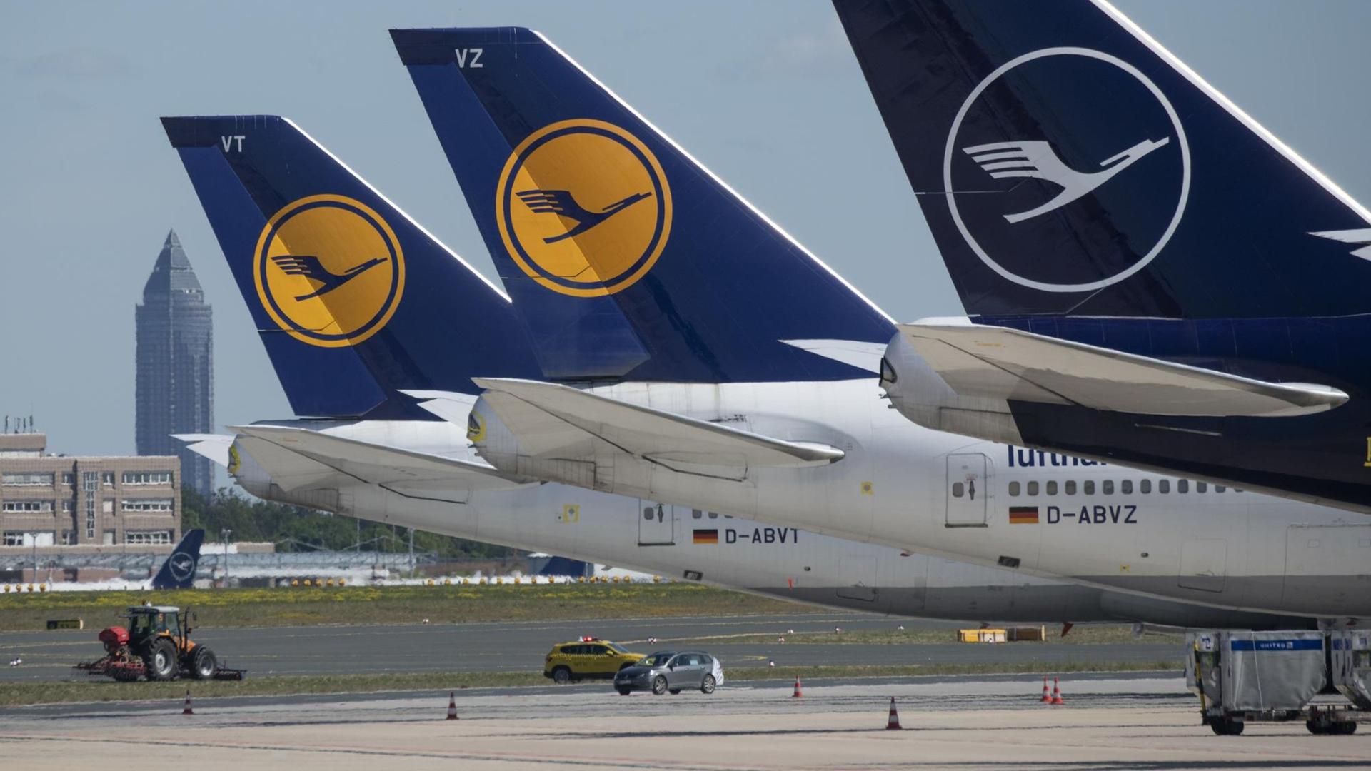 Lufthansa-Flugzeuge stehen auf dem Flug-Hafen am Boden.