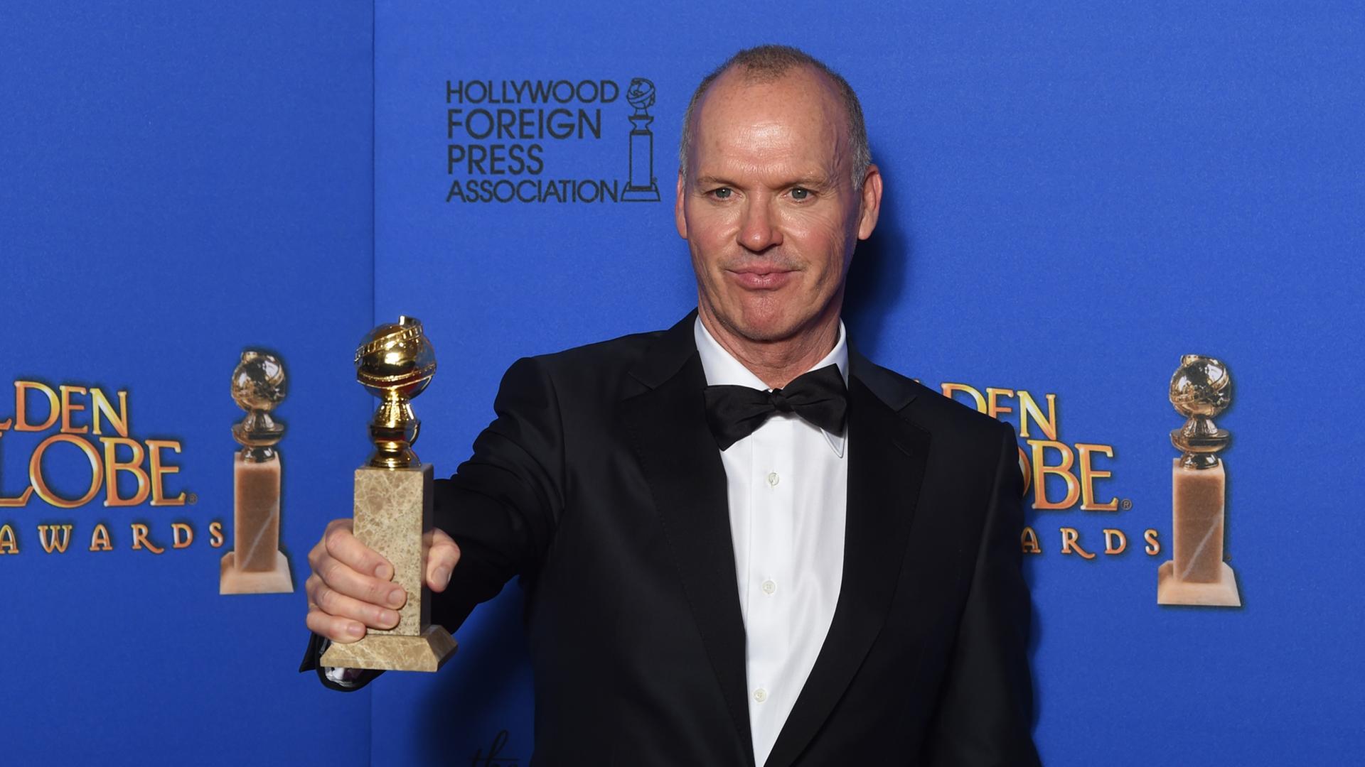 US-Schauspieler Michael Keaton mit seinem Golden Globe für die Beste männliche Hauptrolle, den er für seinen Auftritt in "Birdman" erhielt. US-Schauspieler Michael Keaton mit seinem Golden Globe für die Beste männliche Hauptrolle, den er für seinen Auftritt in "Birdman" erhielt.