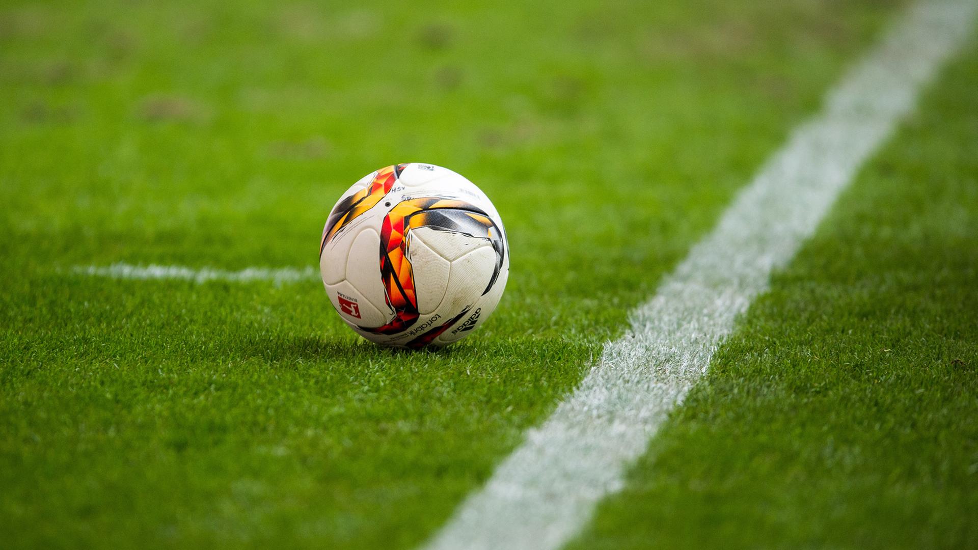 Bundesliga, Hamburger SV - Darmstadt 98, 29. Spieltag am 09.04.2016 im Volksparkstadion in Hamburg. Bundesliga, Hamburger SV - Darmstadt 98, 29. Spieltag am 09.04.2016 im Volksparkstadion in Hamburg.