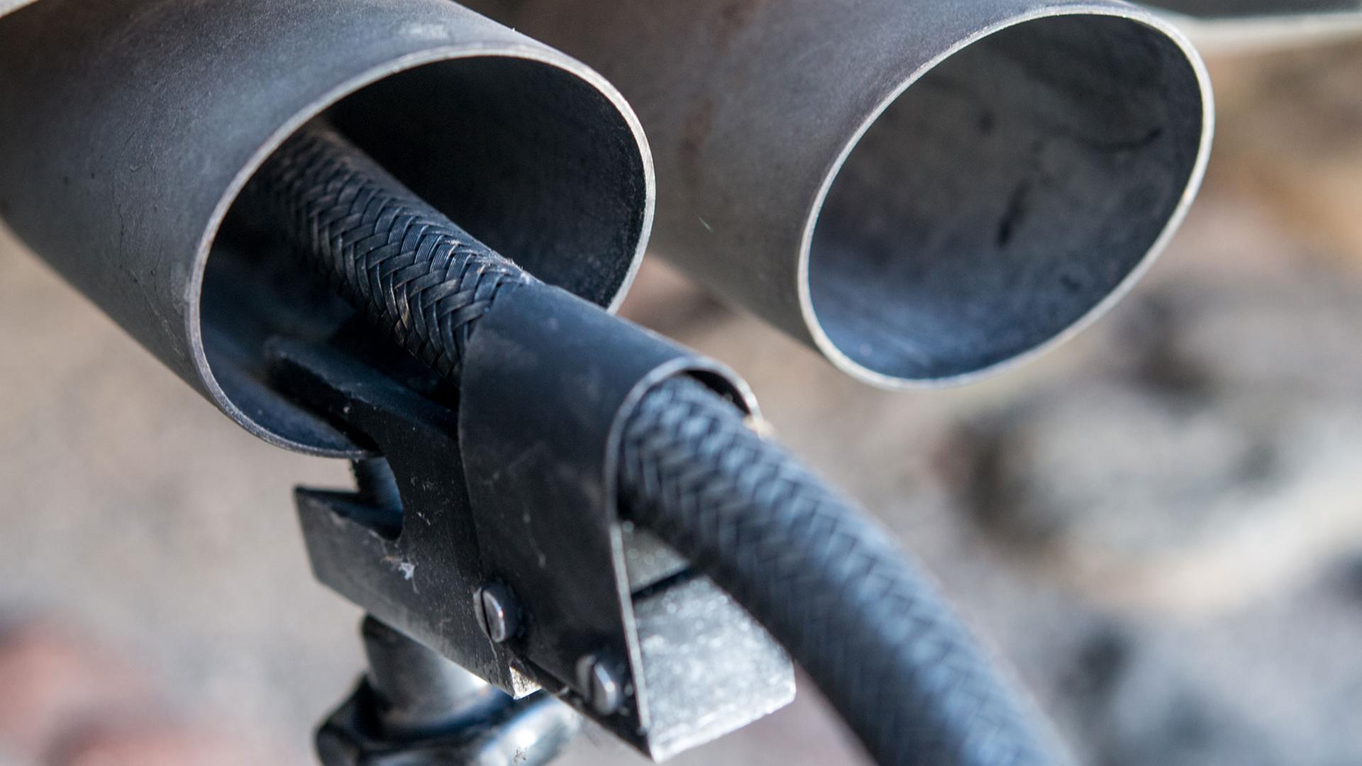Ein Messschlauch eines Gerätes zur Abgasuntersuchung für Dieselmotoren steckt im Auspuffrohr eines VW-Autos. Ein Messschlauch eines Gerätes zur Abgasuntersuchung für Dieselmotoren steckt im Auspuffrohr eines VW-Autos.