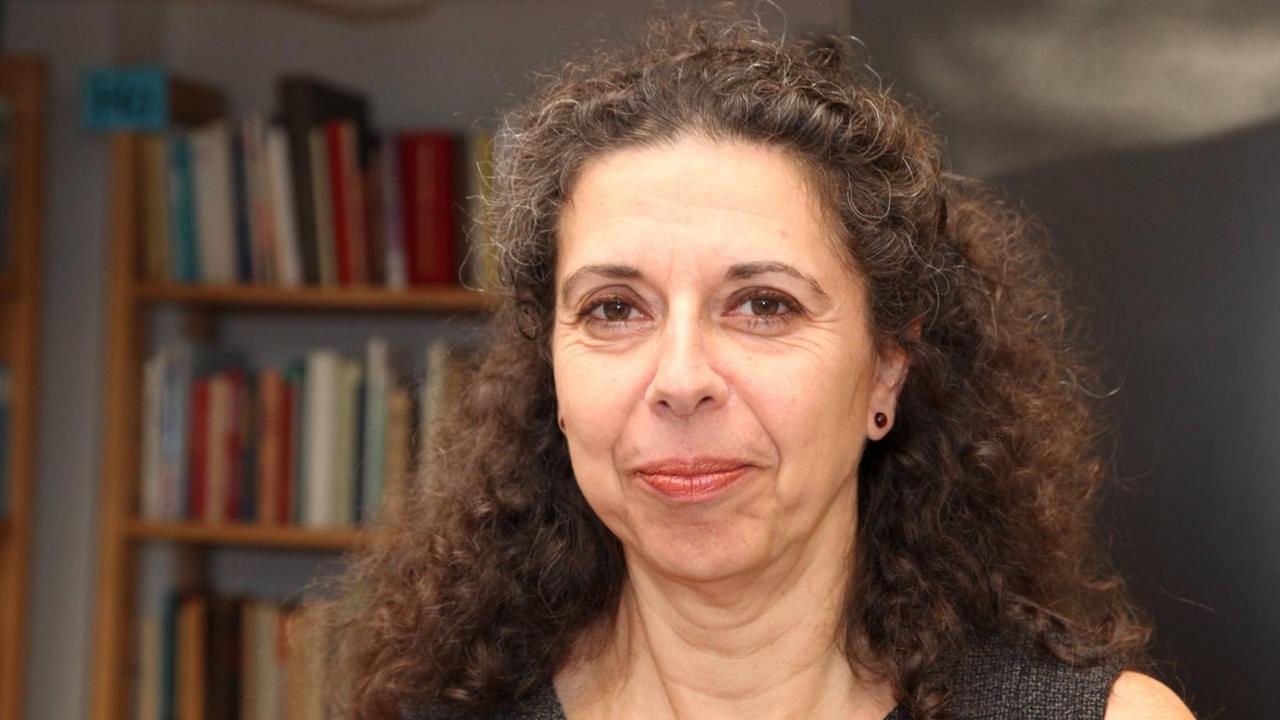 Esther Dischereit blickt freundlich in Richtung des Betrachters. Esther Dischereit blickt freundlich in Richtung des Betrachters.